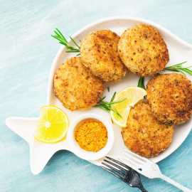 Imagen de un plato de tortitas de patata.