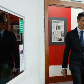 El presidente del Gobierno, Pedro Sánchez,  a su llegada a una rueda de prensa posterior a las reuniones con los representantes de los grupos parlamentarios, en La Moncloa.