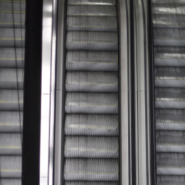 Una pasajera baja las escaleras de Renfe Cercanías en la estación madrileña de Sol durante la pandemia.
