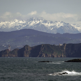 Imagen de archivo de los Picos de Europa cubiertos de nieve desde el puerto de Luanco (Asturias), a 9 de marzo de 2025.