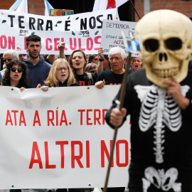 EuropaPress_5987930_varias_personas_protestan_manifestacion_contra_empresa_celulosa_altri_26