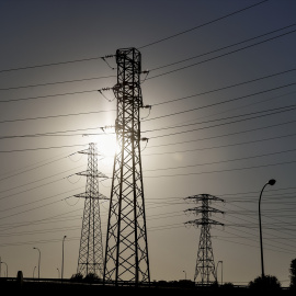 Vista de una torre de alta tensión en Madrid.