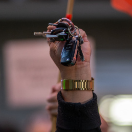Una persona sujeta un manojo de llaves frente a la sede de Junts, a 23 de enero de 2025, en Barcelona.