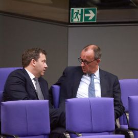 El copresidente y líder del SPD, Lars Klingbeil (izq.), y el presidente CDU, Friedrich Merz, hablan durante una sesión del parlamento alemán 'Bundestag' en Berlín, el 13 de marzo de 2025.