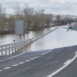 Agua desbordada del río Henares a la altura del kilómetro 16 de la M-206, a 12 de marzo de 2025, en Torrejón de Ardoz, Madrid (España).