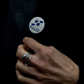 Detalle de una chapita de 'Marea Residencias' durante el estreno del documental ‘7.291’, de Juanjo Castro, en los Cines Verdi, en Madrid.