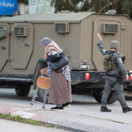 Una mujer palestina camina cerca de un puesto de control israelí en Belén, Cisjordania, el 14 de marzo de 2025.