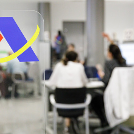 Varias personas son atendidas en la Agencia Tributaria para presentar la declaración de la renta.