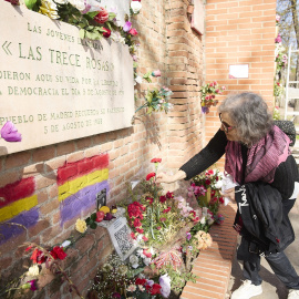 Una mujer participa en la ofrenda floral durante el homenaje a las víctimas del franquismo y por la reposición del Memorial en el Cementerio del Este, en Madrid.