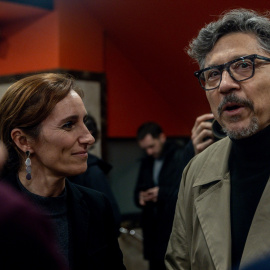 El actor Carlos Bardem y la ministra de Sanidad, Mónica García, durante el estreno del documental ‘7.291’, de Juanjo Castro, en los Cines Verdi, en Madrid.