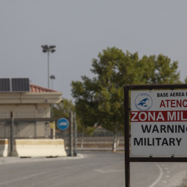 (Foto de ARCHIVO)Exterior de la base militar de Morón. A 23 de agosto de 2021. En Sevilla (Andalucia, España). Las bases militares que se encuentran en Andalucía --Morón de la Frontera (Sevilla) y Rota (Cádiz)-- acogerán temporalmente a afganos colaboradores de Estados Unidos en tránsito hacia otros países, tras el acuerdo alcanzado entre el presidente del Gobierno español, Pedro Sánchez, y su homólogo estadounidense, Joe Biden.María José López / Europa Press23/8/2021