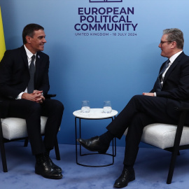 Foto de archivo del presidente del Gobierno, Pedro Sánchez, y el primer ministro de Reino Unido, Keir Starmer.
