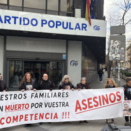 Imagen de los miembros de la asociación 'SOS Desaparecidos' presentes en la concentración frente a la sede del Partido Popular, en Madrid, a 14 de marzo de 2025.