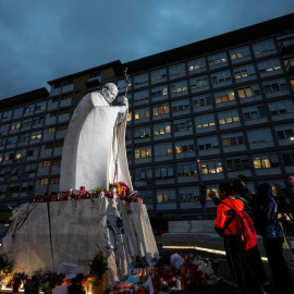 Vista general del Policlínico Gemelli en Roma, donde el papa Francisco lleva ingresado un mes.