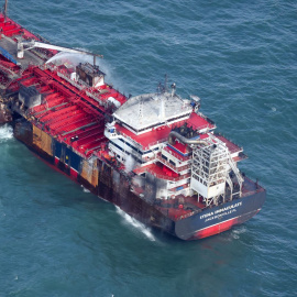 El agua fluye a través de un casco dañado del buque petrolero Stena Immaculate tras colisionar con un carguero frente a la costa noreste de Inglaterra, Gran Bretaña, el 11 de marzo de 2025.
