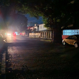 Fotografía de una calle sin luz este viernes, durante un apagón en La Habana (Cuba).
