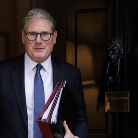 Imagen de archivo del primer ministro británico, Keir Starmer, en su residencia oficial de Downing Street antes de atender a los medios.