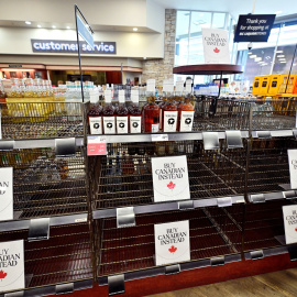 Estantes vacíos con letreros de 'Buy Canadian Instead' (Compra canadiense) en la sección de whisky americano de BC Liquor en Vancouver, Columbia Británica, Canadá, el 10 de marzo de 2025.