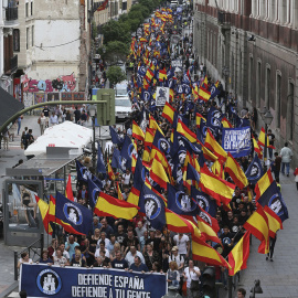 Manifestantes marchan bajo el lema "Defiende España, defiende a tu pueblo", convocados por el colectivo de extrema derecha Hogar Social Madrid en Madrid el 21 de mayo de 2016
