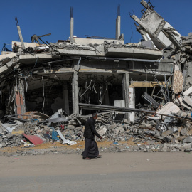 Un hombre palestino camina junto a un edificio en ruinas en la ciudad de Gaza.