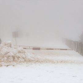 Varios centimetros de nieve en el parking de la estación de esquí de Valdelinares el 4 de marzo de 2025.