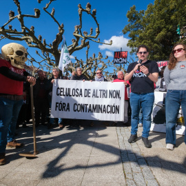 Varias personas se manifiestan contra Altri el 16 de marzo de 2025.