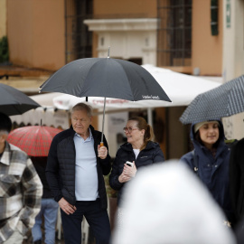 Imagen de archivo de varias personas protegiéndose de la lluvia en Málaga. a 13 de marzo de 2025.