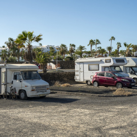 Imagen de archivo de autocaravanas en un aparcamiento de Costa Teguise, donde se ven obligadas a vivir personas que no encuentran en la isla un alquiler a un precio que puedan pagar.