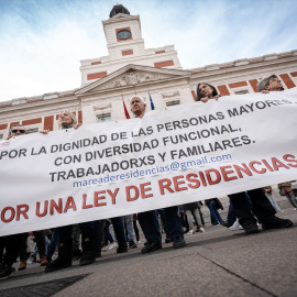 Varias personas sujetan una pancarta durante una manifestación para denunciar las muertes durante la pandemia, a 15 de febrero de 2025, en Madrid (España).