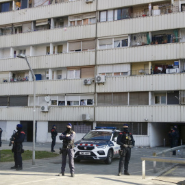 Dispositiu policial desplegat a la Mina vinculat al tiroteig del 7 de gener i al tràfic de drogues.