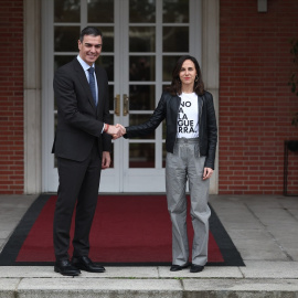 El presidente del Gobierno, Pedro Sánchez, recibía a la secretaria general de Podemos, Ione Belarra, en el Palacio de la Moncloa, el 13 de marzo de 2025.