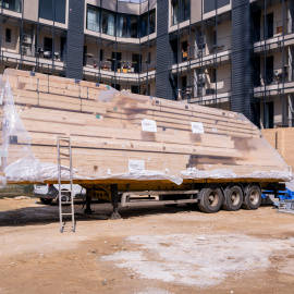 Fusta a l'espai on es construeixen els habitatges