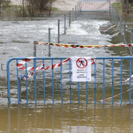 Vista de una pasarela que prohíbe el paso sobre el río Manzanares en El Pardo (Madrid), tras las fuertes lluvias que ha dejado la borrasca Laurence.