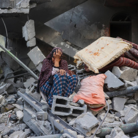 Una mujer llora al ver su casa totalmente destruida por un bombardeo israelí en el campo de refugiados de Nuseirat, en la franja de Gaza.