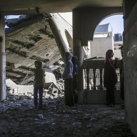 Palestinos inspeccionan una zona destruida de la escuela Al Tabien tras los ataques aéreos israelíes en la ciudad de Gaza, el 18 de marzo de 2025.