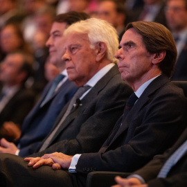 El expresidente del Gobierno, Felipe González y el expresidente del Gobierno, José María Aznar, durante un coloquio sobre Adolfo Suárez, en el salón de actos de la UCAV, en Ávila.