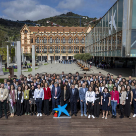 Foto de familia de la entrega de becas en el Museo de la Ciencia CosmoCaixa