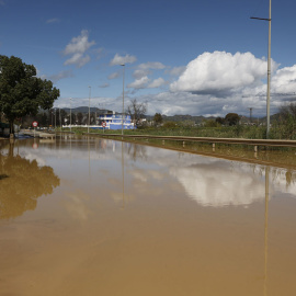 Carretera cortada en la estación de Cártama (Málaga) por el desbordamieno del río Guadalhorce.