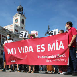 (Foto de ARCHIVO)Un grupo de personas se reúne sosteniendo pancartas y carteles durante la concentración de la asociación Derecho a Morir Dignamente (DMD) en la Puerta del Sol, a 25 de junio de 2021, en Madrid, (España). Esta concentración celebra la entrada en vigor de la ley de la eutanasia, la cual permite que aquellos pacientes que se encuentren en un contexto de ‘padecimiento grave, crónico e imposibilitante o enfermedad grave e incurable, causantes de un sufrimiento intolerable’ puedan ponerla en práctica. La comisión de evaluación autonómica deberá elegir a dos expertos (uno de ellos jurista) que evalúen el caso. Ambos deben de estar de acuerdo en su decisión, de lo contrario, será el pleno de la comisión quien la tome.Cézaro De Luca / Europa Press25 JUNIO 2021;MADRID;CONCENTRACIÓN;LEY EUTANASIA;DERECHO A MORIR DIGNAMENTE25/6/2021