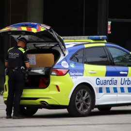 Un cotxe de la Guàrdia Urbana, a la plaça de la Gardunya, al Raval