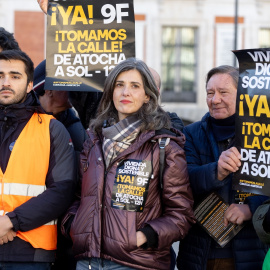 Activistas del movimiento Hábitat 24 y la PAH, reparten octavillas, en la Puerta del Sol, a 6 de febrero de 2025.