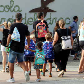 Alumnes de l'escola Turó del Drac de Canet de Mar accedint al centre el primer dia de curs