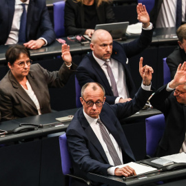 Miembros del CDU y su líder, Friedrich Merz, durante la votación en el Parlamento alemán.