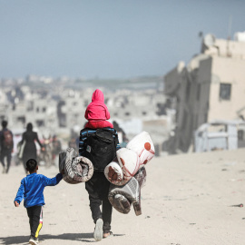 Una familia palestina huyendo de Gaza tras los bombardeos israelíes, a 18 de marzo de 2025.