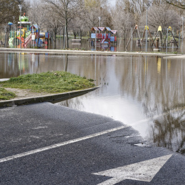 Imagen de la crecida de los ríos Adaja y Chico por el deshielo y la lluvia caída, en Ávila, a 18 de marzo de 2025.