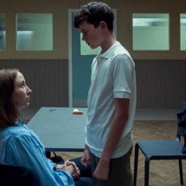 Erin Doherty como Briony Ariston y Owen Cooper como Jamie Miller en 'Adolescencia'.