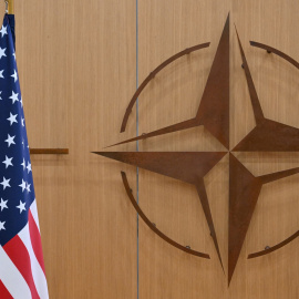 El logo de la OTAN junto a la bandera estadounidense, en la sede de la Alianza Atlántica en Bruselas.