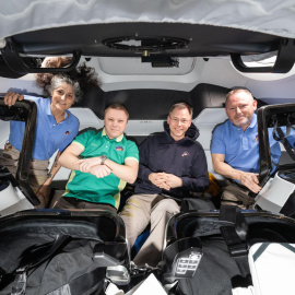 Los dos astronautas estadounidenses varados desde hace más de nueve meses en la Estación Espacial Internacional (EEI), junto a los dos compañeros que los han recogido.