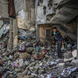 Los palestinos buscan sus pertenencias entre los escombros de sus casas destruidas, tras los ataques aéreos israelíes en Khan Yunis.
