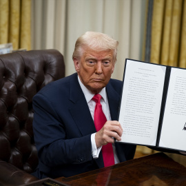 Imagen de archivo de Donald Trump mostrando una orden ejecutiva en el Despacho Oval, a 12 de marzo de 2025.